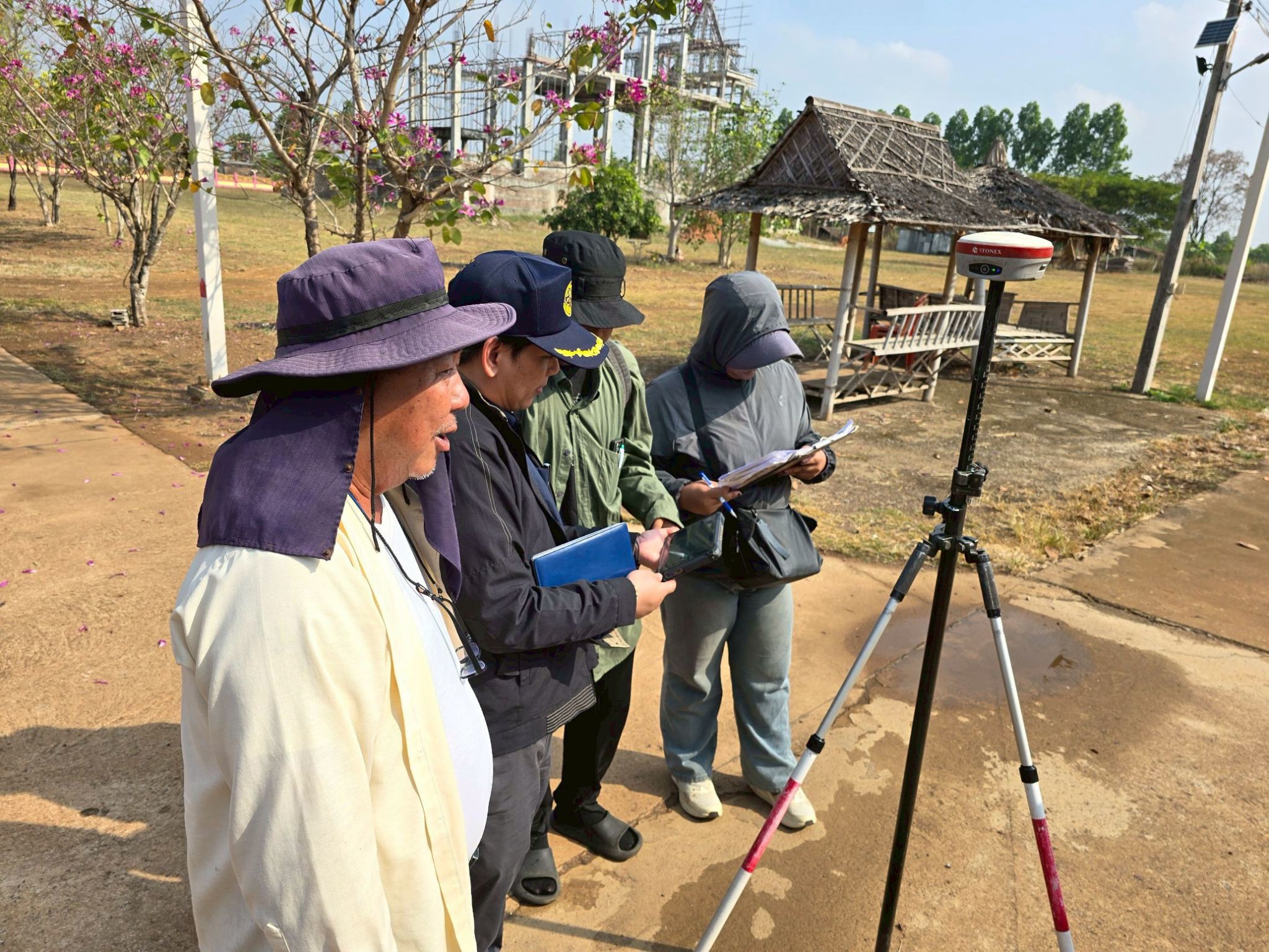 title - วันพุธที่ 21 มกราคม 2569 เวลา 10.00 น. นายวิทูล ประดิษฐบุญ ปฏิรูปที่ดินจังหวัดปราจีนบุรี  และเจ้าหน้าที่ ส.ป.ก. ปราจีนบุรี ลงพื้นที่ตรวจสอบพื้นที่ขอใช้ที่ดินในเขตปฏิรูปที่ดิน  ณ อำเภอนาดี และอำเภอกบินทร์บุรี จังหวัดปราจีนบุรี